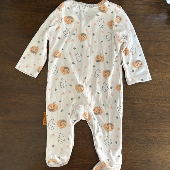 Ghost / Pumkin Footie With Hat - Picture 5 of 6